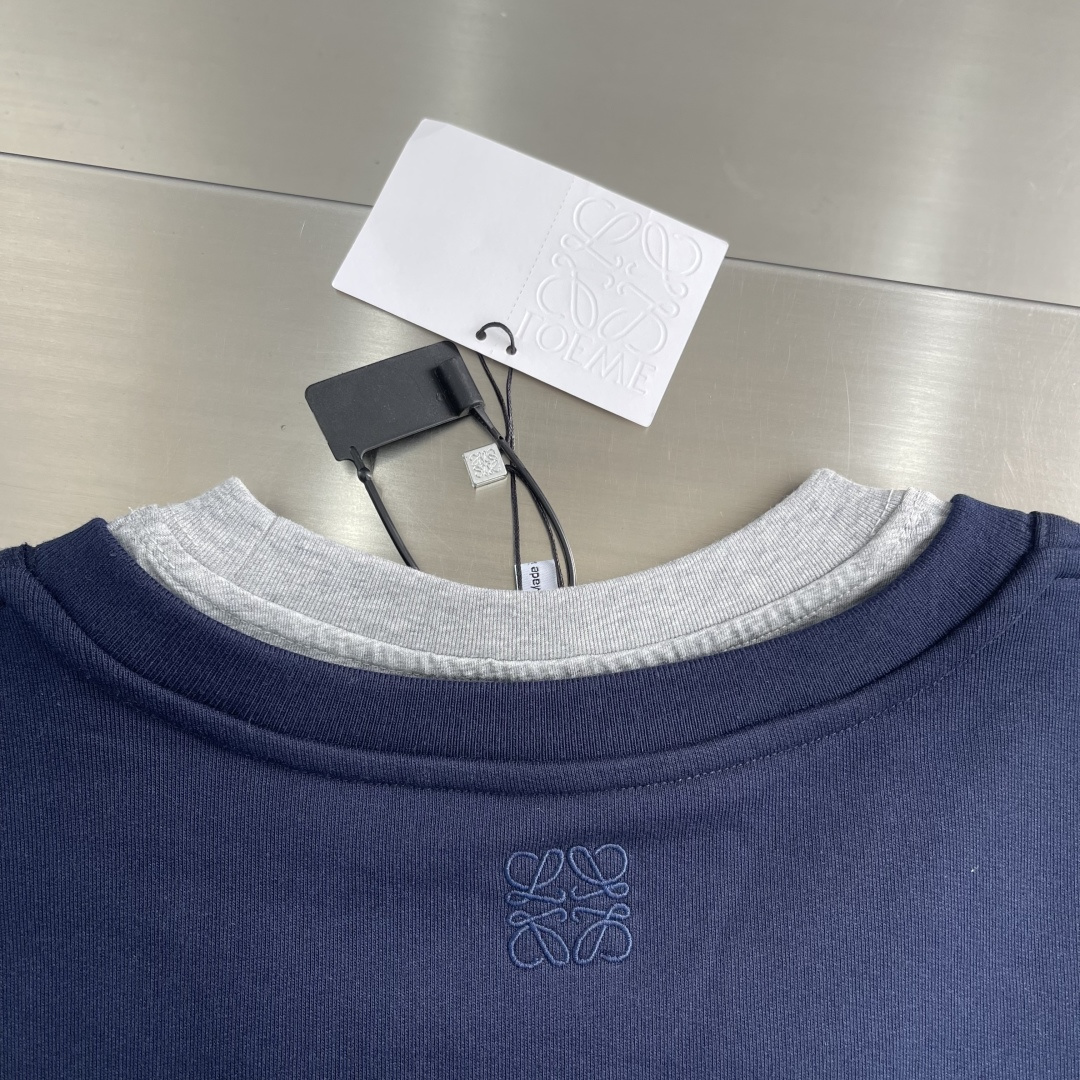 -LOEW 假两件印花刺绣V领卫衣采用380克鱼鳞毛圈，螺纹搭配1*1双纱。V领采用50支双股，螺纹搭配