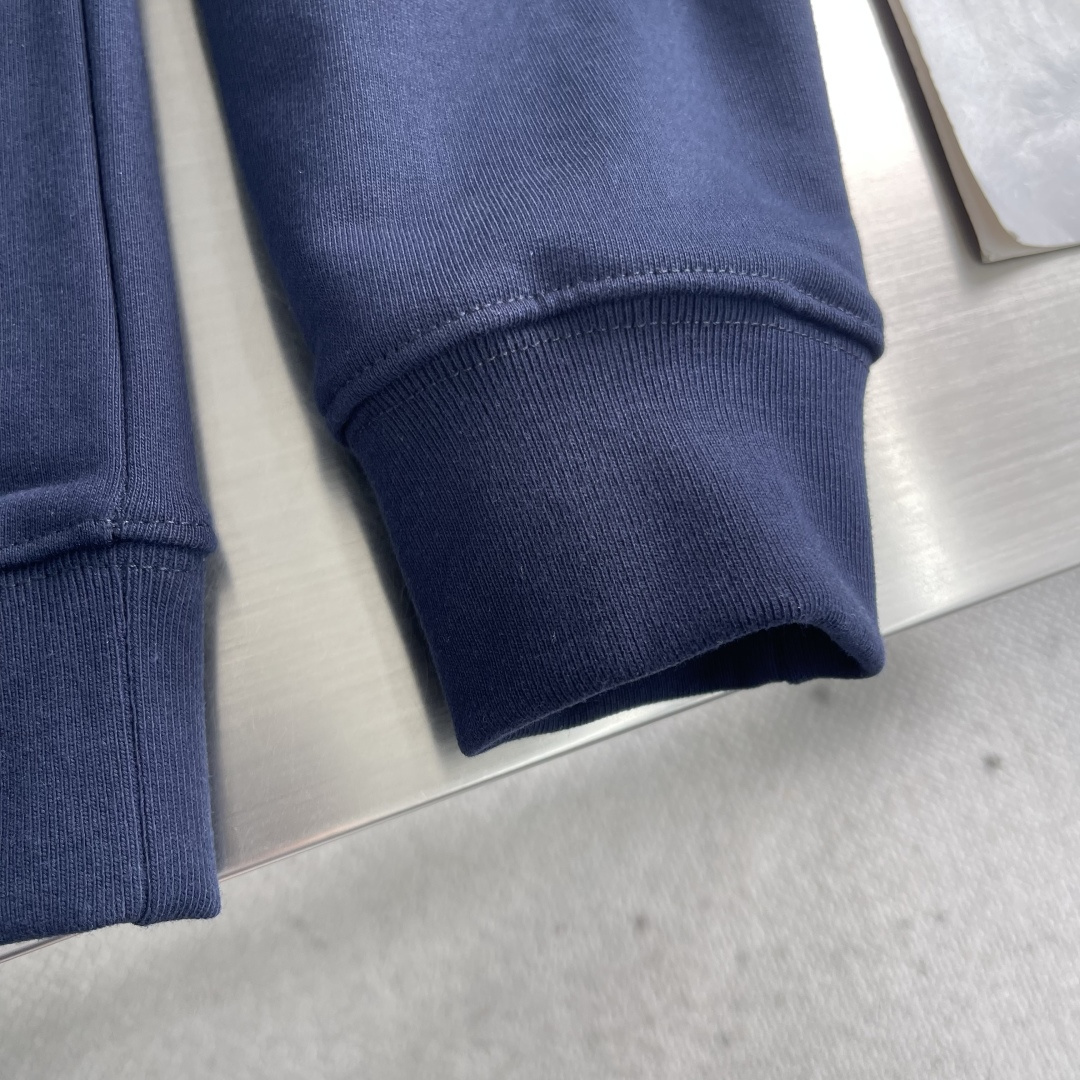 -LOEW 假两件印花刺绣V领卫衣采用380克鱼鳞毛圈，螺纹搭配1*1双纱。V领采用50支双股，螺纹搭配