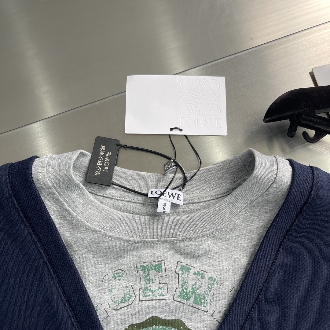 -LOEW 假两件印花刺绣V领卫衣采用380克鱼鳞毛圈，螺纹搭配1*1双纱。V领采用50支双股，螺纹搭配