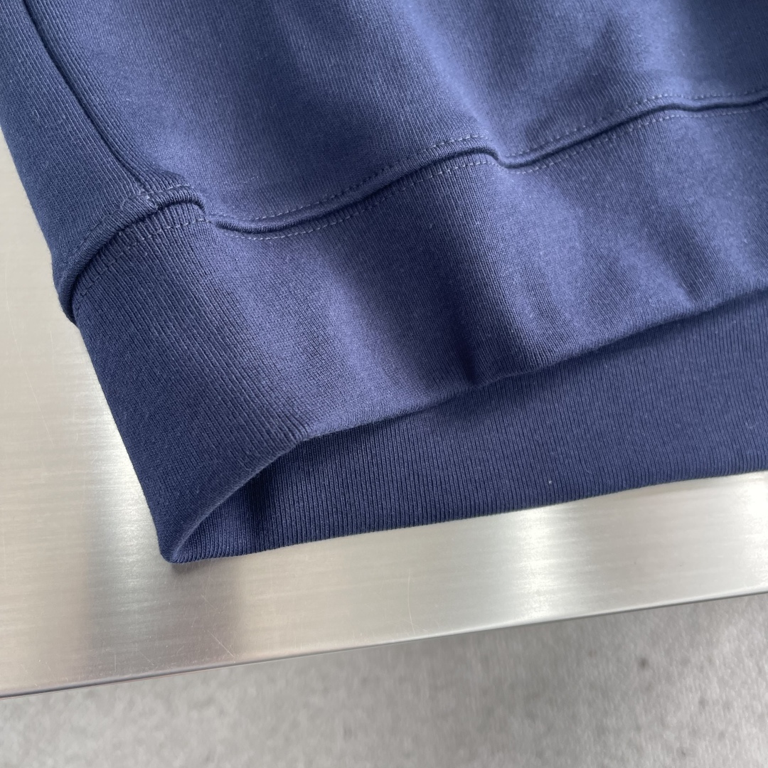 -LOEW 假两件印花刺绣V领卫衣采用380克鱼鳞毛圈，螺纹搭配1*1双纱。V领采用50支双股，螺纹搭配