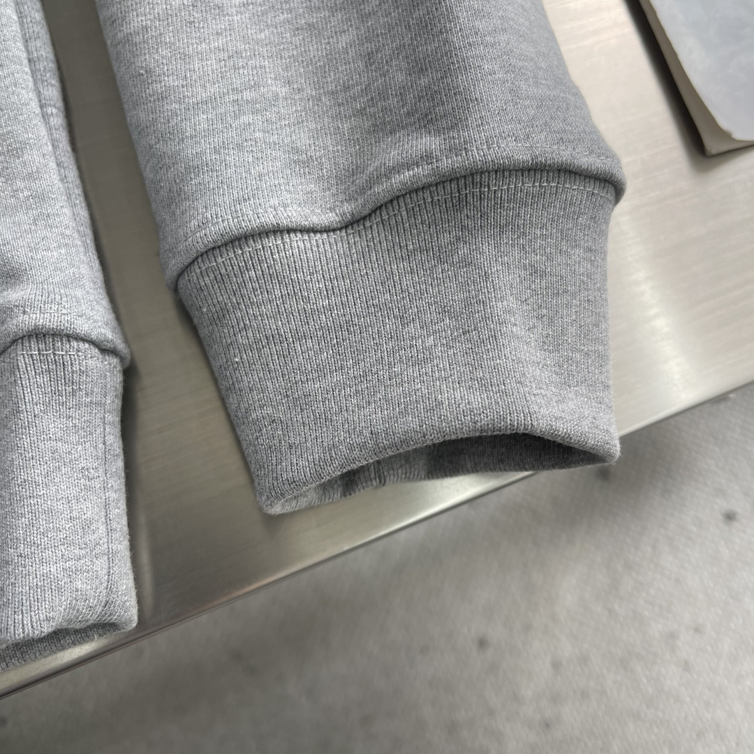 -LOEW 假两件印花刺绣V领卫衣采用380克鱼鳞毛圈，螺纹搭配1*1双纱。V领采用50支双股，螺纹搭配