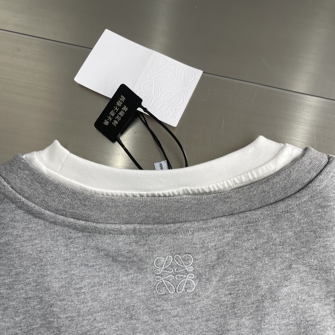 -LOEW 假两件印花刺绣V领卫衣采用380克鱼鳞毛圈，螺纹搭配1*1双纱。V领采用50支双股，螺纹搭配