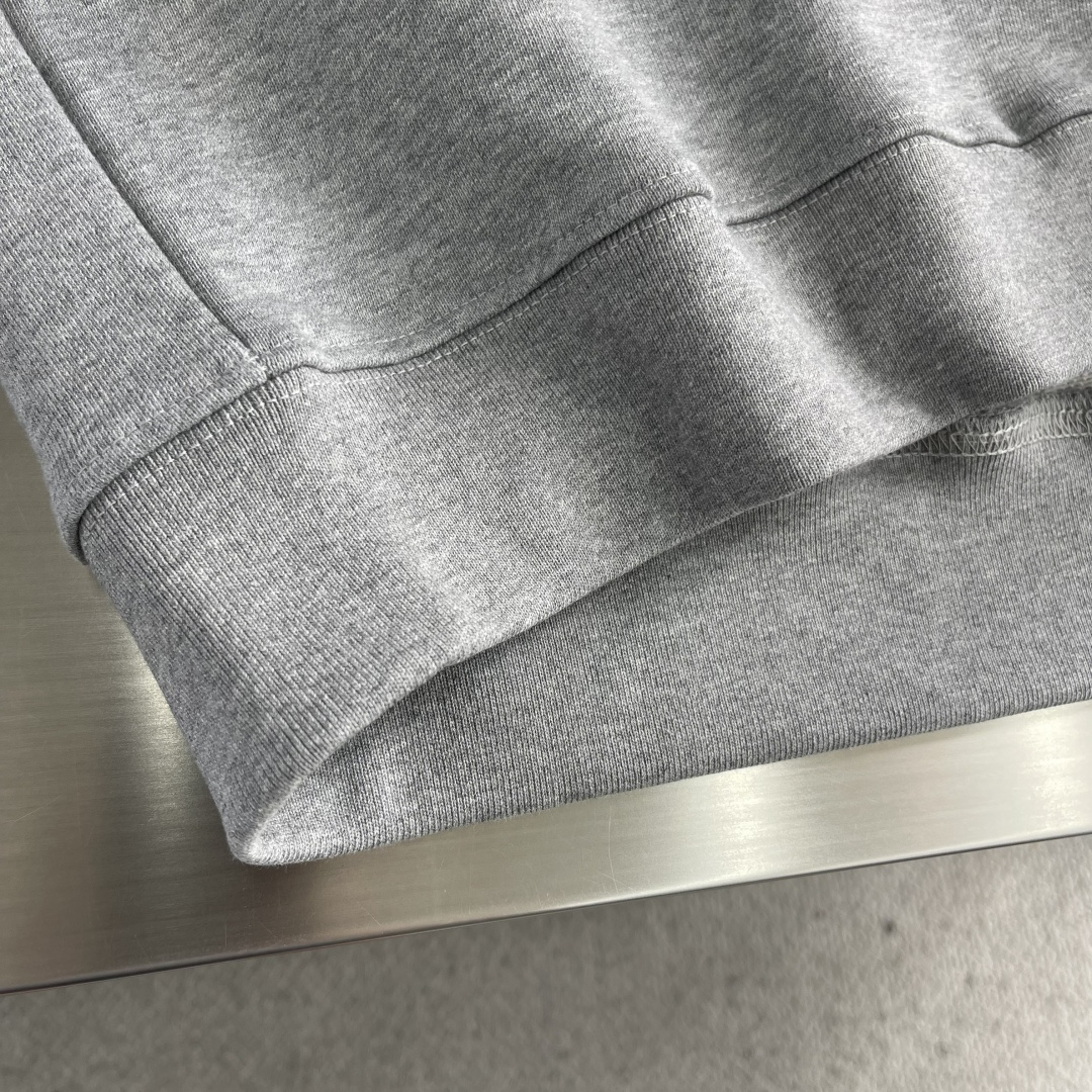 -LOEW 假两件印花刺绣V领卫衣采用380克鱼鳞毛圈，螺纹搭配1*1双纱。V领采用50支双股，螺纹搭配