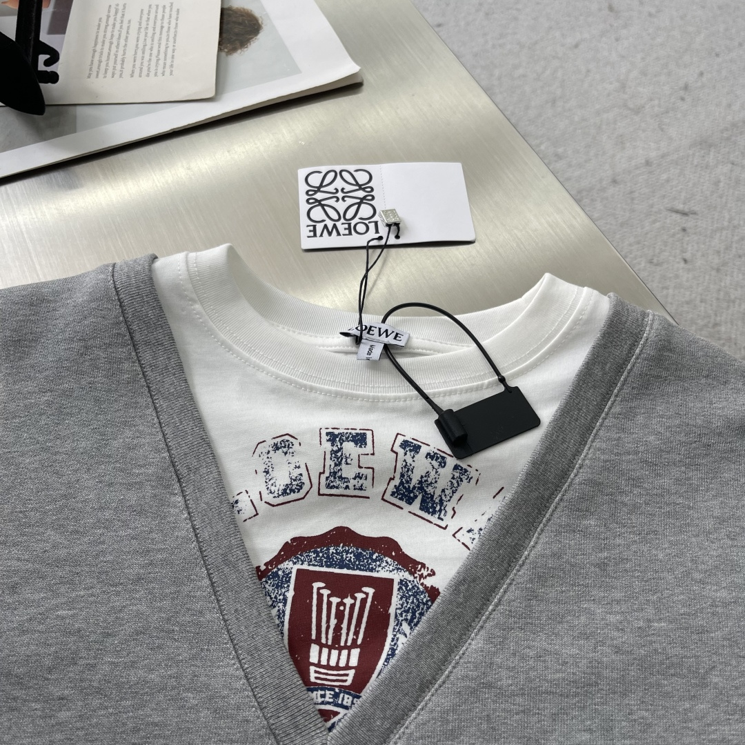 -LOEW 假两件印花刺绣V领卫衣采用380克鱼鳞毛圈，螺纹搭配1*1双纱。V领采用50支双股，螺纹搭配