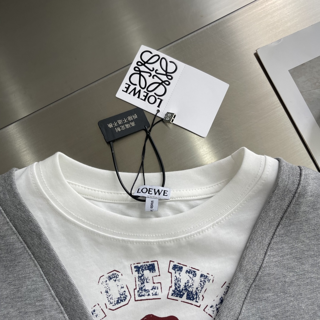 -LOEW 假两件印花刺绣V领卫衣采用380克鱼鳞毛圈，螺纹搭配1*1双纱。V领采用50支双股，螺纹搭配