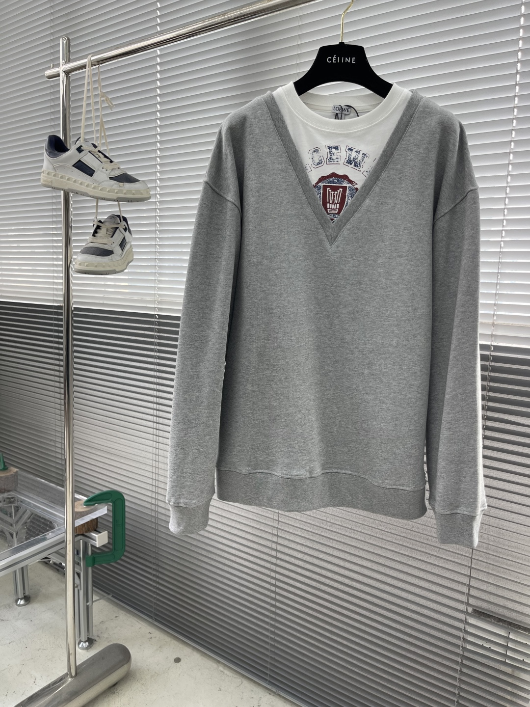 -LOEW 假两件印花刺绣V领卫衣采用380克鱼鳞毛圈，螺纹搭配1*1双纱。V领采用50支双股，螺纹搭配