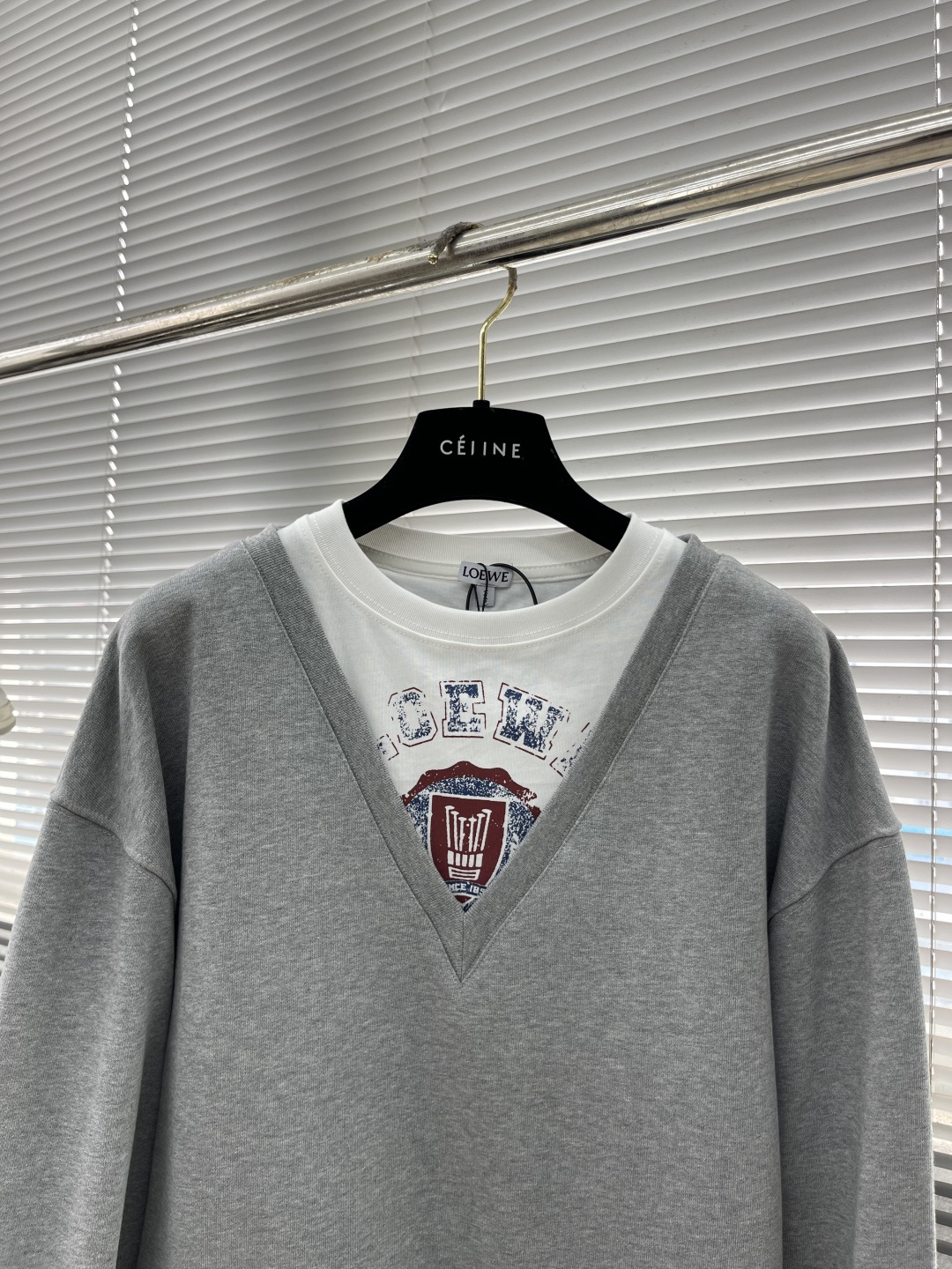 -LOEW 假两件印花刺绣V领卫衣采用380克鱼鳞毛圈，螺纹搭配1*1双纱。V领采用50支双股，螺纹搭配