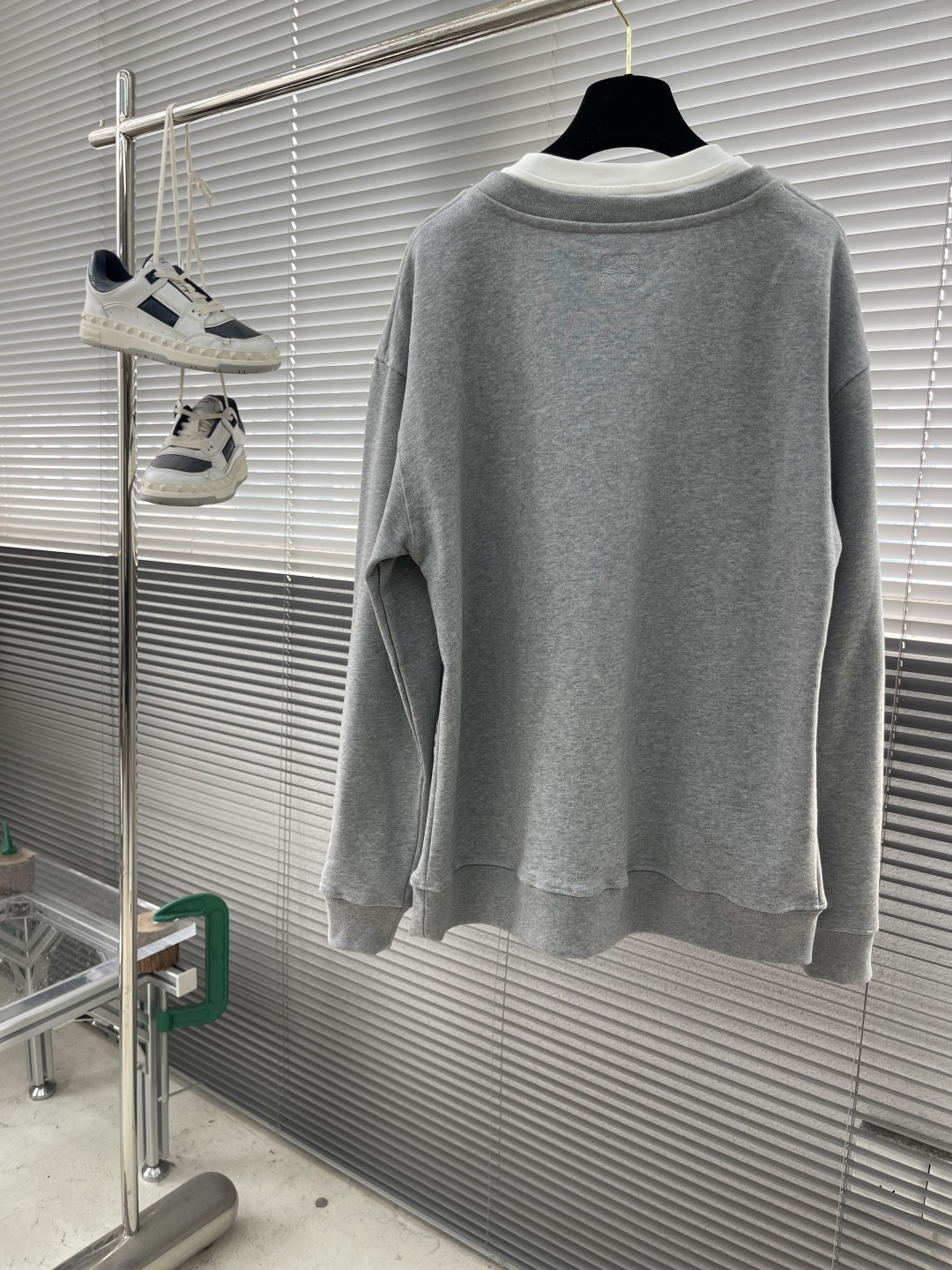 -LOEW 假两件印花刺绣V领卫衣采用380克鱼鳞毛圈，螺纹搭配1*1双纱。V领采用50支双股，螺纹搭配