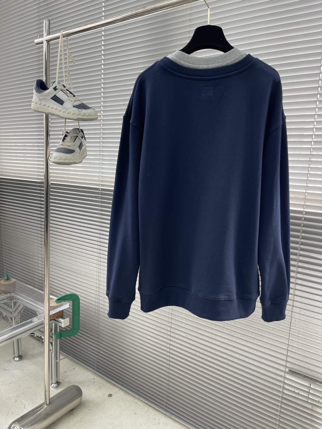 -LOEW 假两件印花刺绣V领卫衣采用380克鱼鳞毛圈，螺纹搭配1*1双纱。V领采用50支双股，螺纹搭配