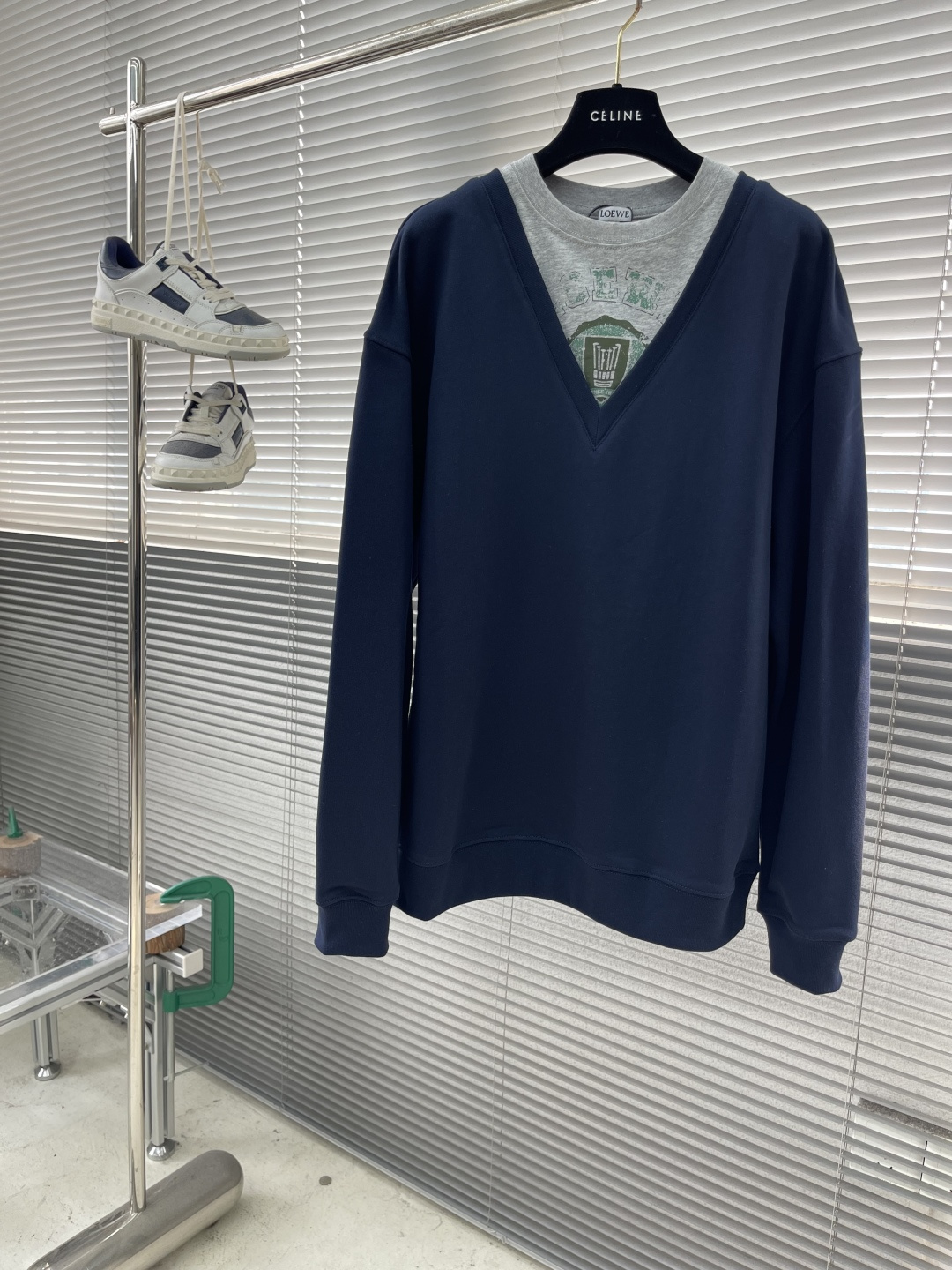 -LOEW 假两件印花刺绣V领卫衣采用380克鱼鳞毛圈，螺纹搭配1*1双纱。V领采用50支双股，螺纹搭配