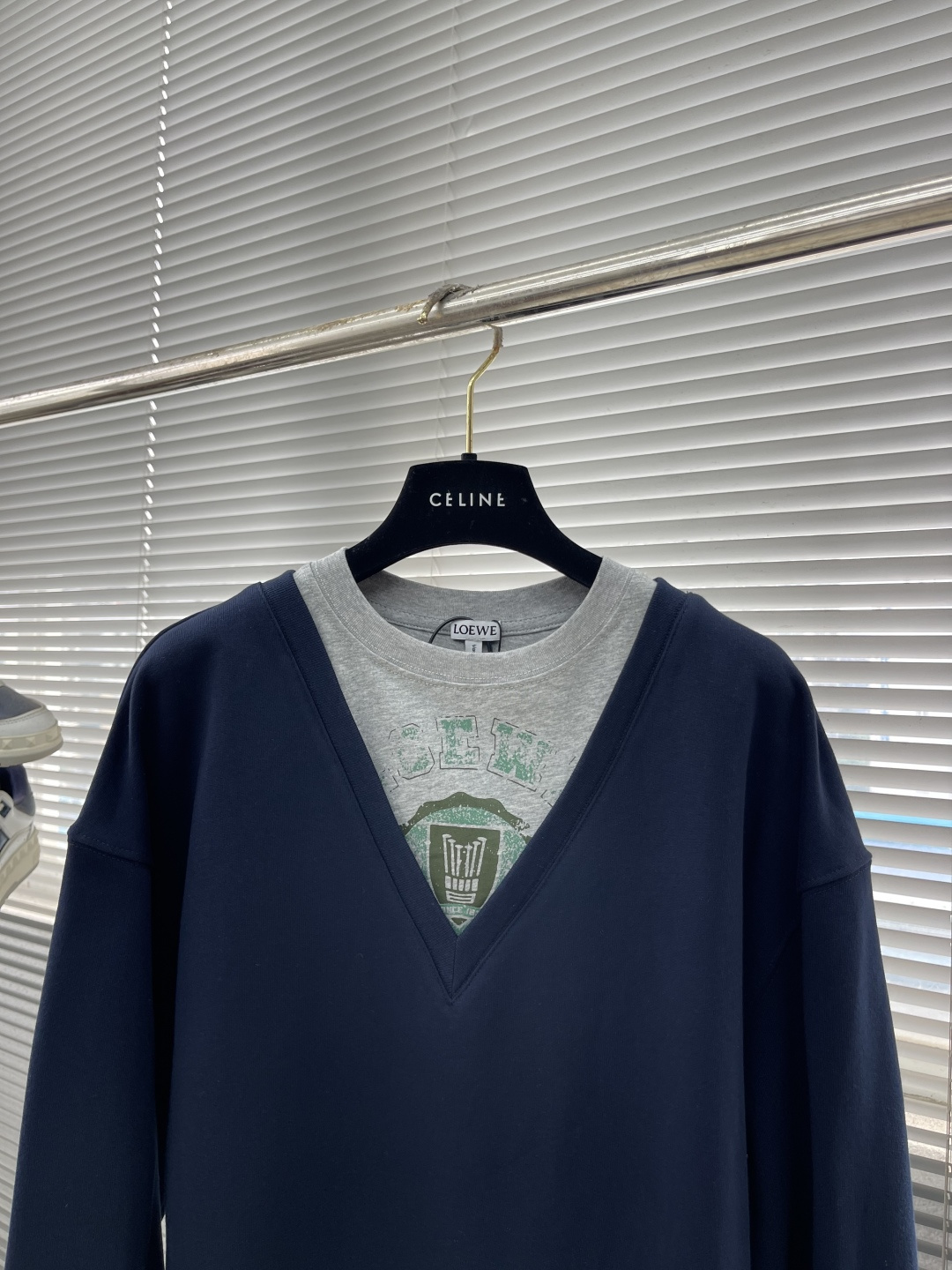 -LOEW 假两件印花刺绣V领卫衣采用380克鱼鳞毛圈，螺纹搭配1*1双纱。V领采用50支双股，螺纹搭配