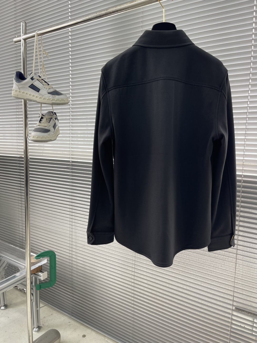 -BBR 2025秋冬新品双色长袖衬衣低调登场 定制粗肌理面料，89%宝丽特＋8%氨纶纤维，特殊材质碰撞