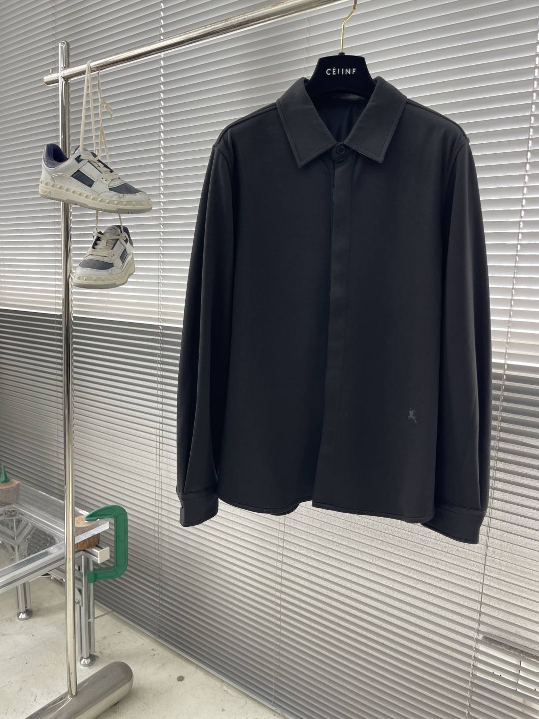 -BBR 2025秋冬新品双色长袖衬衣低调登场 定制粗肌理面料，89%宝丽特＋8%氨纶纤维，特殊材质碰撞