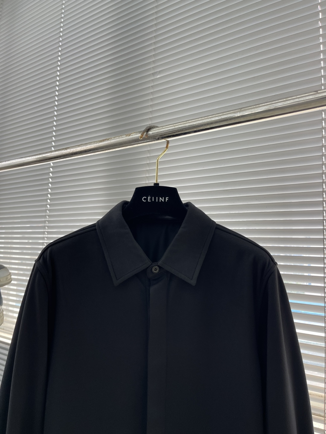 -BBR 2025秋冬新品双色长袖衬衣低调登场 定制粗肌理面料，89%宝丽特＋8%氨纶纤维，特殊材质碰撞