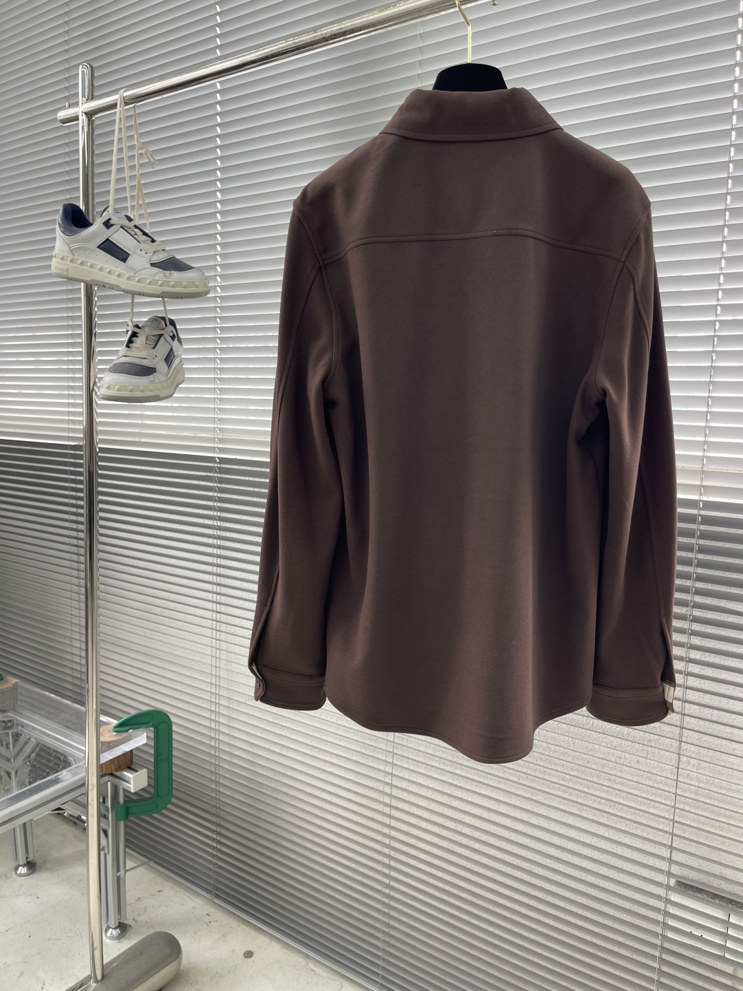 -BBR 2025秋冬新品双色长袖衬衣低调登场 定制粗肌理面料，89%宝丽特＋8%氨纶纤维，特殊材质碰撞