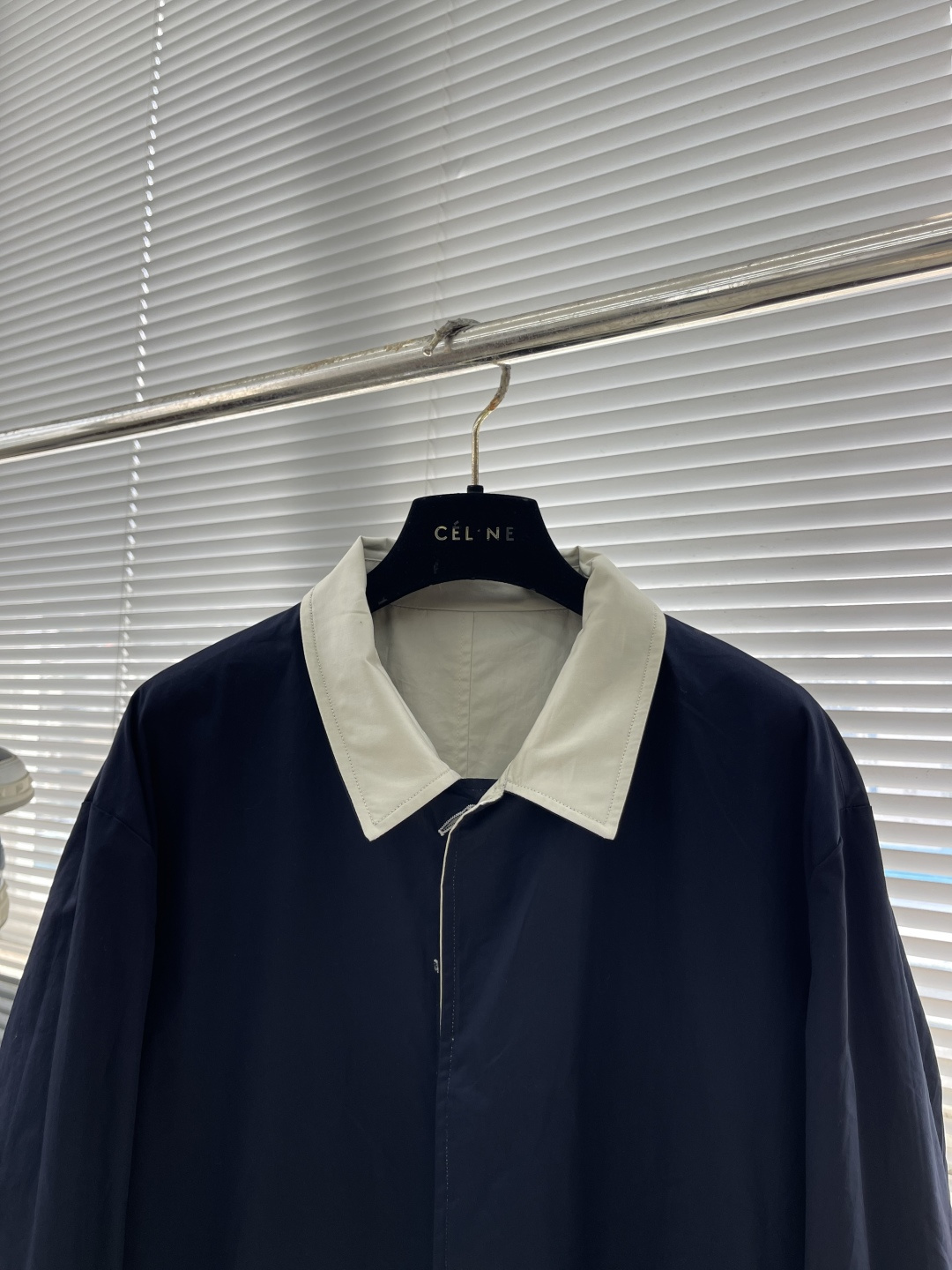 -Dio 2025秋冬新款双面穿着夹克外套选用100%进口西班牙贡缎棉纱线，辅以特殊的水洗刺布工艺，让面