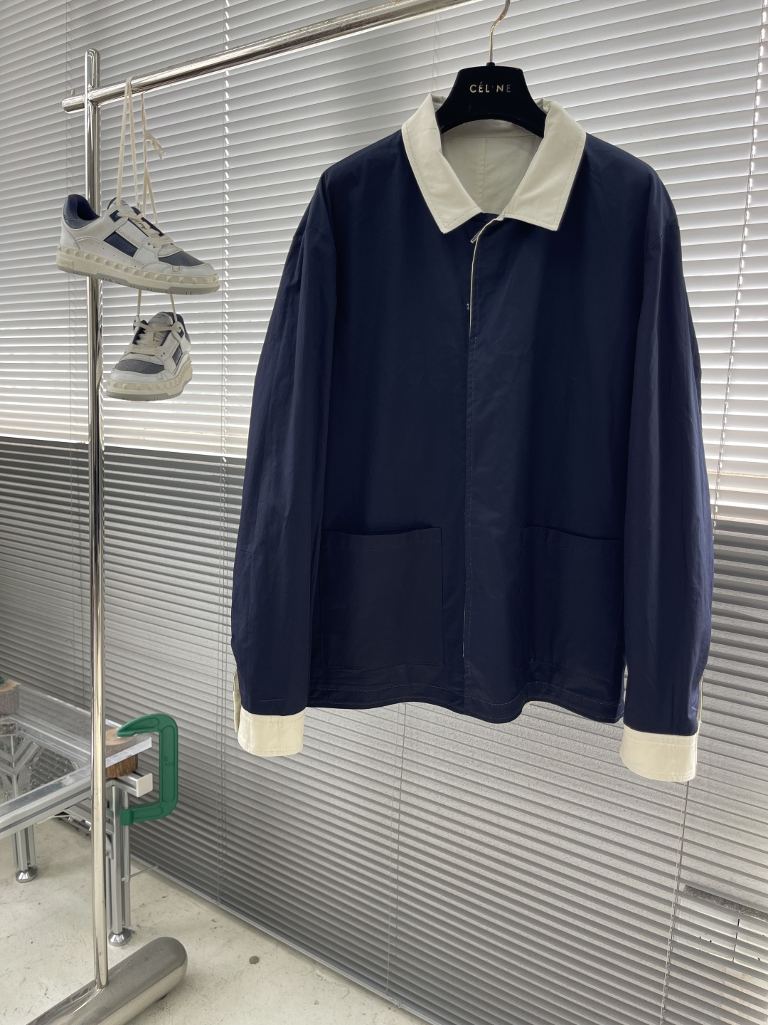 -Dio 2025秋冬新款双面穿着夹克外套选用100%进口西班牙贡缎棉纱线，辅以特殊的水洗刺布工艺，让面