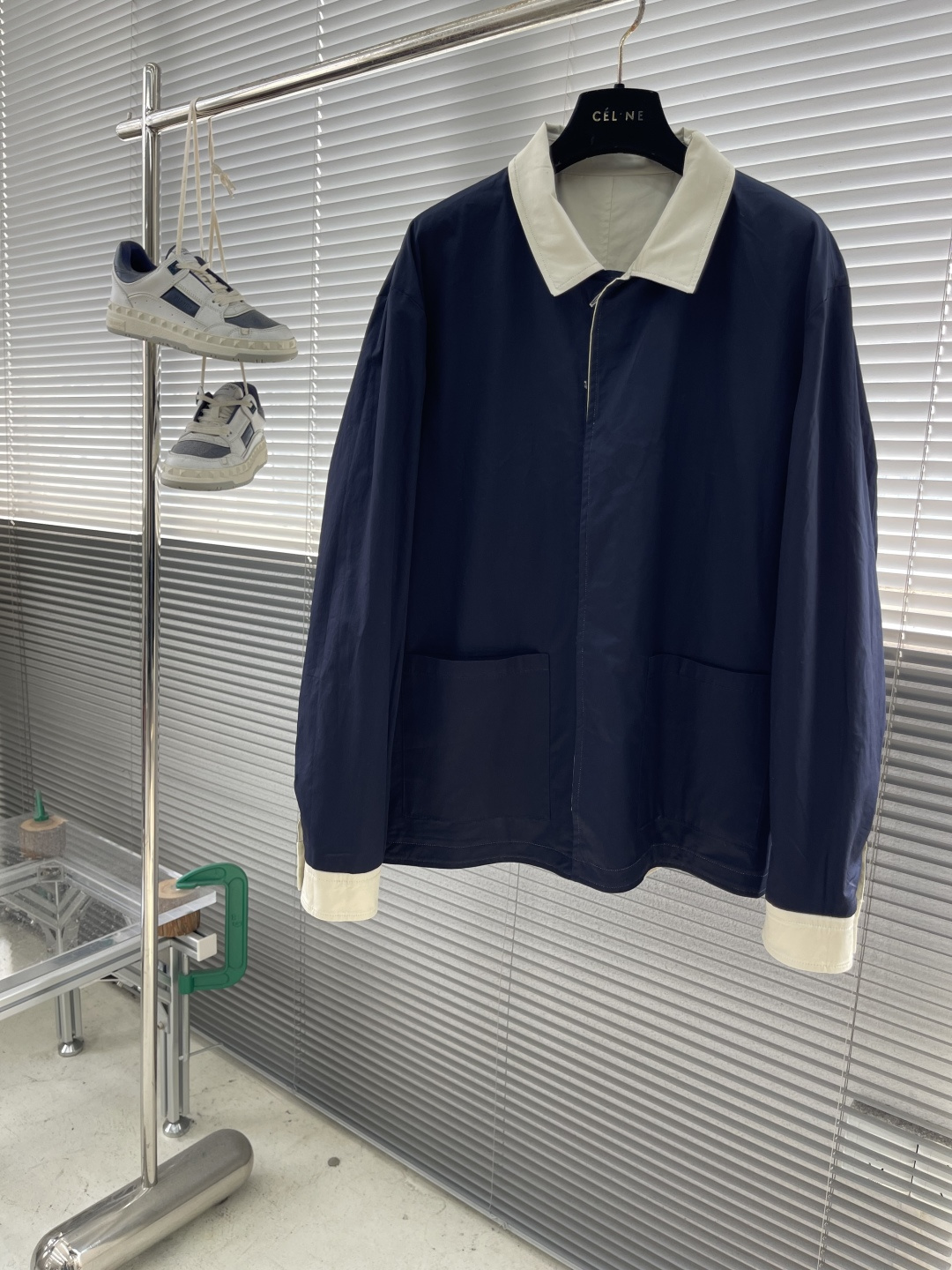 -Dio 2025秋冬新款双面穿着夹克外套选用100%进口西班牙贡缎棉纱线，辅以特殊的水洗刺布工艺，让面