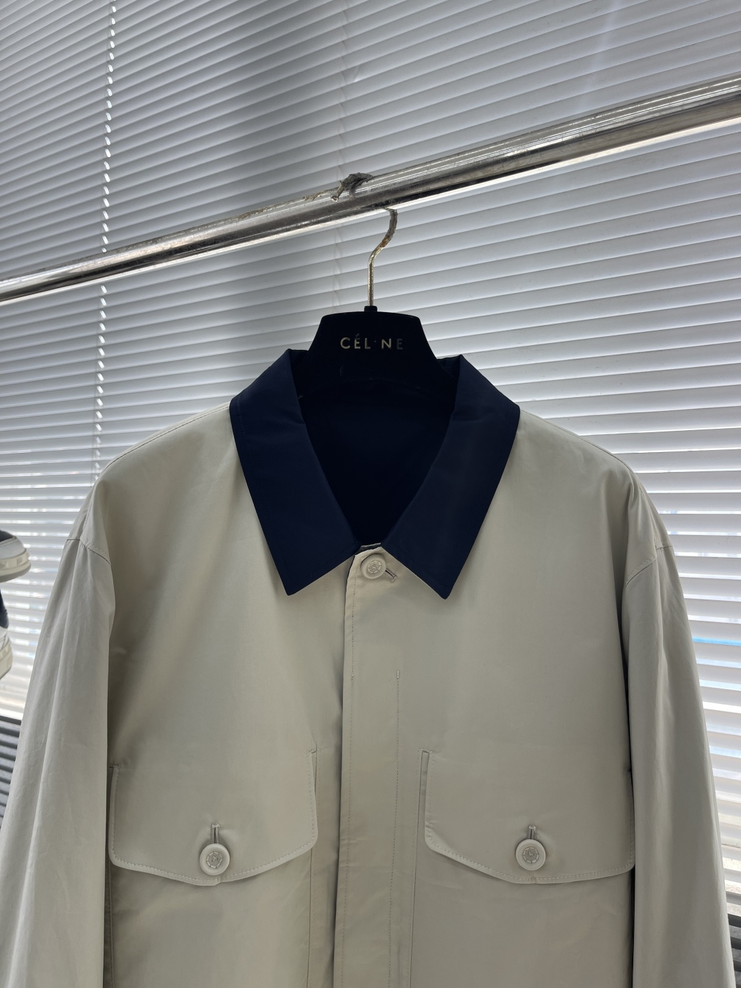 -Dio 2025秋冬新款双面穿着夹克外套选用100%进口西班牙贡缎棉纱线，辅以特殊的水洗刺布工艺，让面