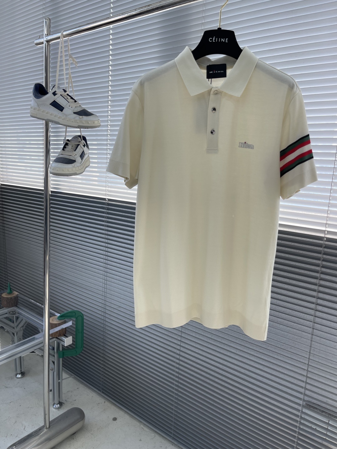 -KITON 25SS春夏新款科技纤维混纺针织翻领短Tee,臂袖三色织带嵌花针织短袖Polo衫!贸易公司