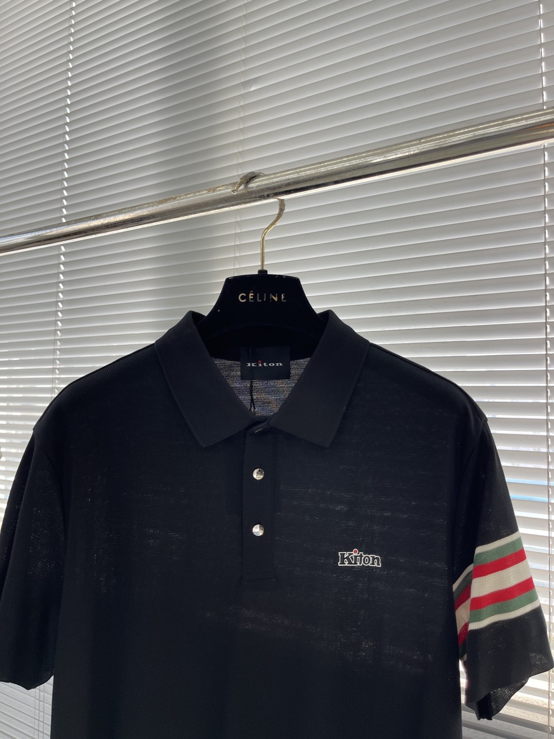 -KITON 25SS春夏新款科技纤维混纺针织翻领短Tee,臂袖三色织带嵌花针织短袖Polo衫!贸易公司
