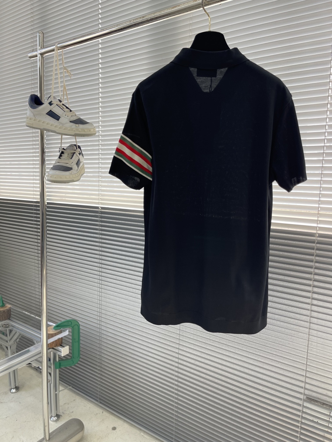 -KITON 25SS春夏新款科技纤维混纺针织翻领短Tee,臂袖三色织带嵌花针织短袖Polo衫!贸易公司