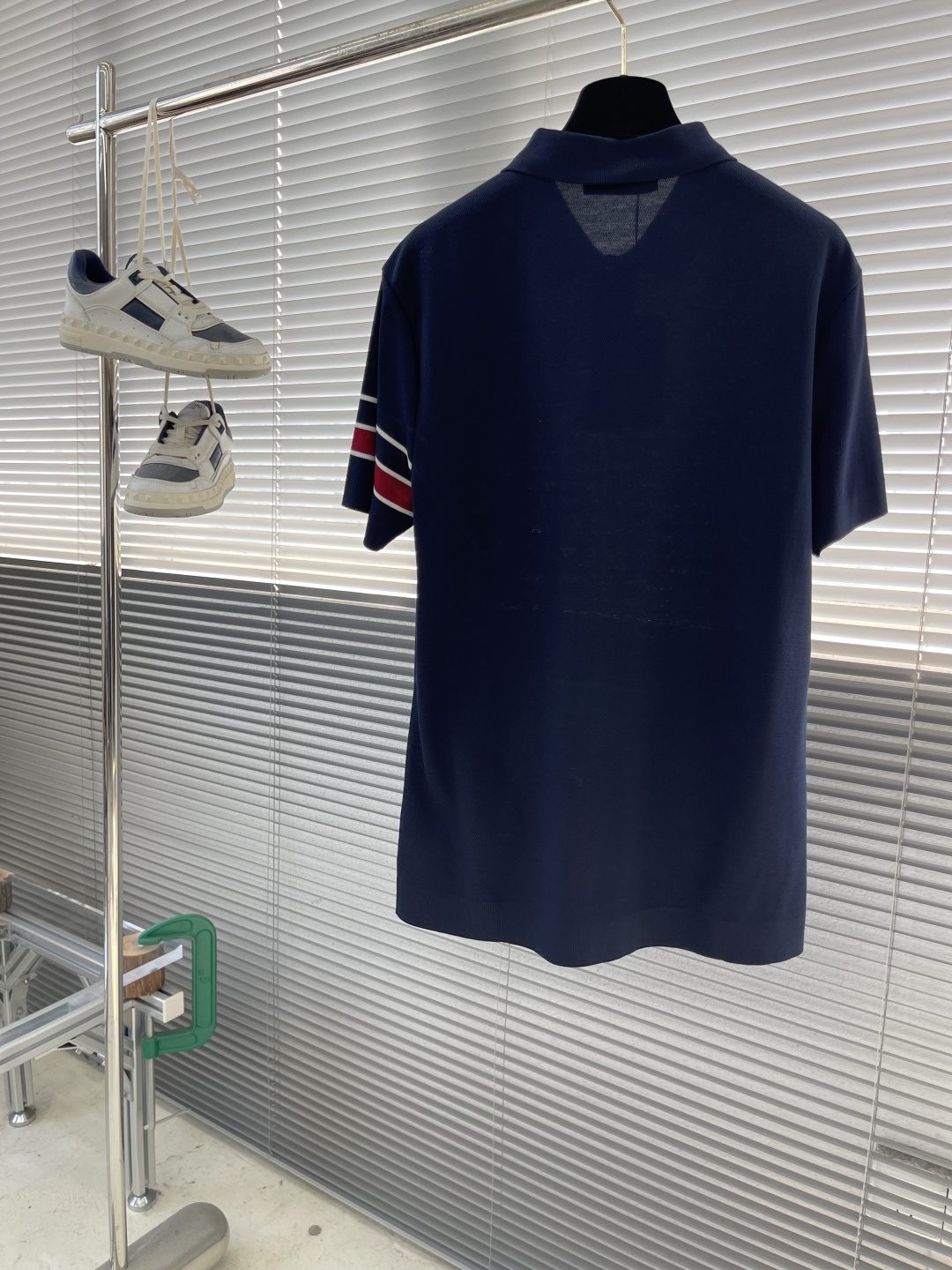 -KITON 25SS春夏新款科技纤维混纺针织翻领短Tee,臂袖三色织带嵌花针织短袖Polo衫!贸易公司