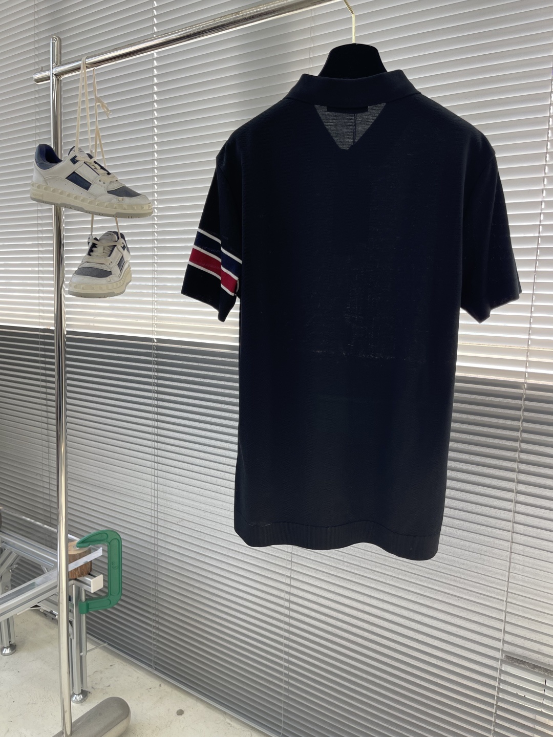 -KITON 25SS春夏新款科技纤维混纺针织翻领短Tee,臂袖三色织带嵌花针织短袖Polo衫!贸易公司