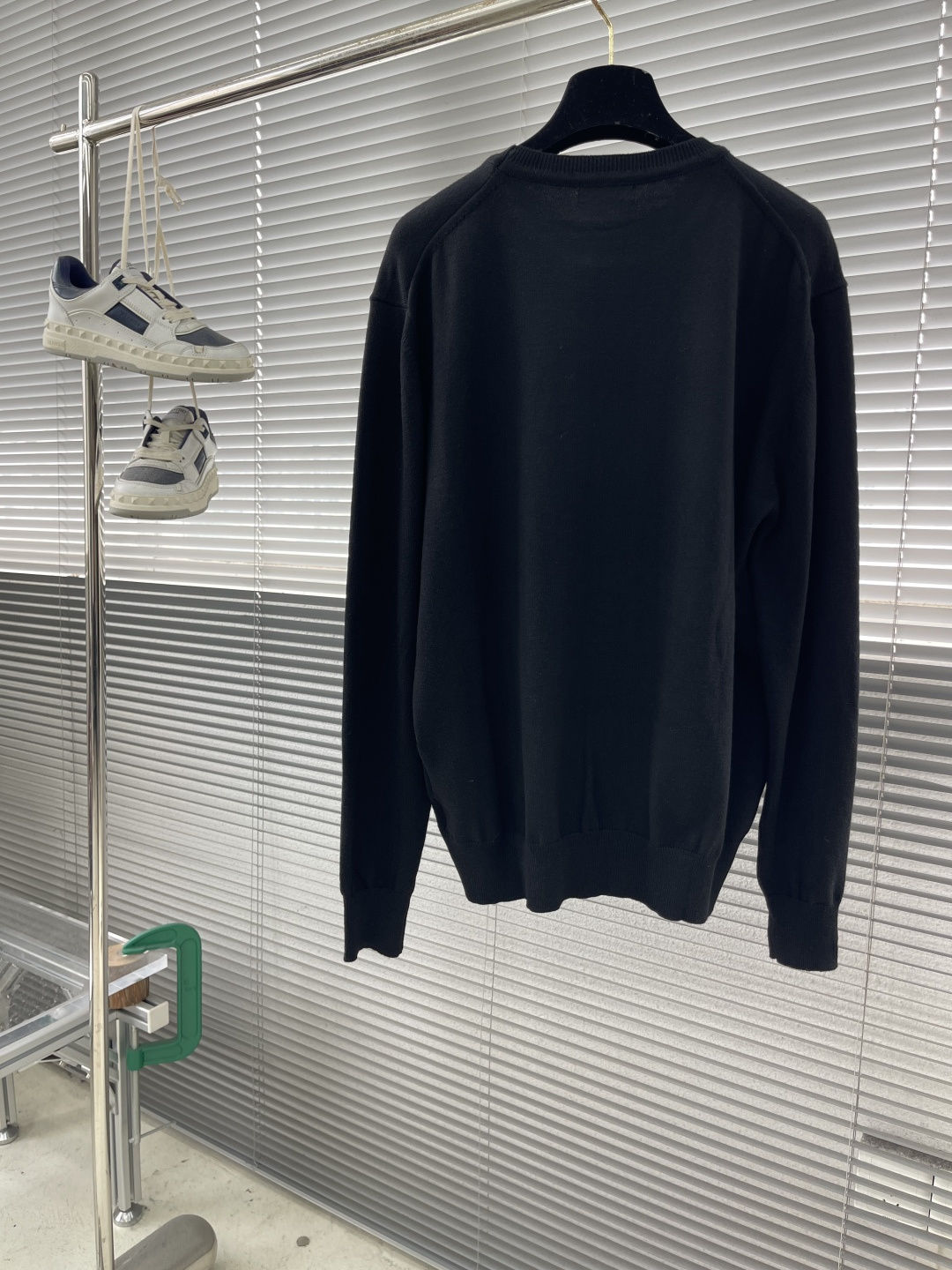 -PRAD 小刺绣标识针织羊毛打底衫采用80羊毛，20棉。该款毛料采用高含料羊毛毛纱，成衣克重约为220