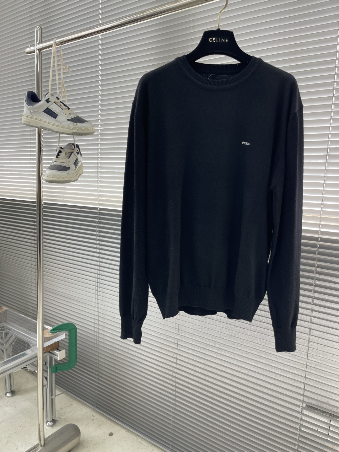 -PRAD 小刺绣标识针织羊毛打底衫采用80羊毛，20棉。该款毛料采用高含料羊毛毛纱，成衣克重约为220