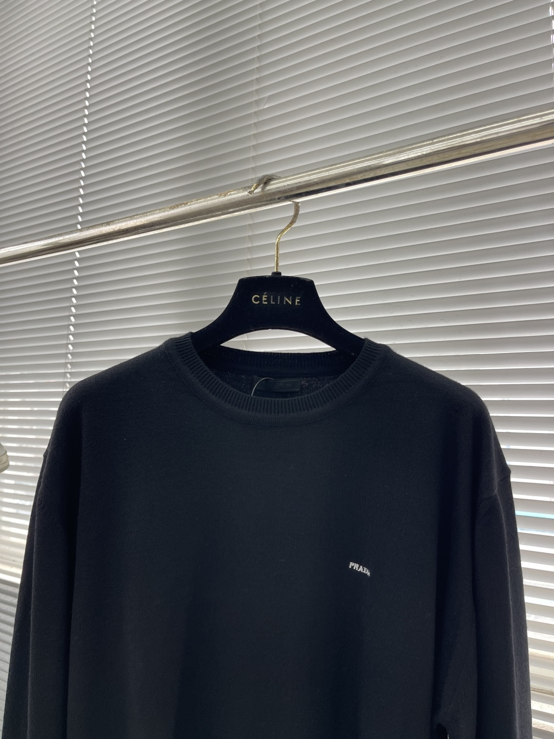 -PRAD 小刺绣标识针织羊毛打底衫采用80羊毛，20棉。该款毛料采用高含料羊毛毛纱，成衣克重约为220