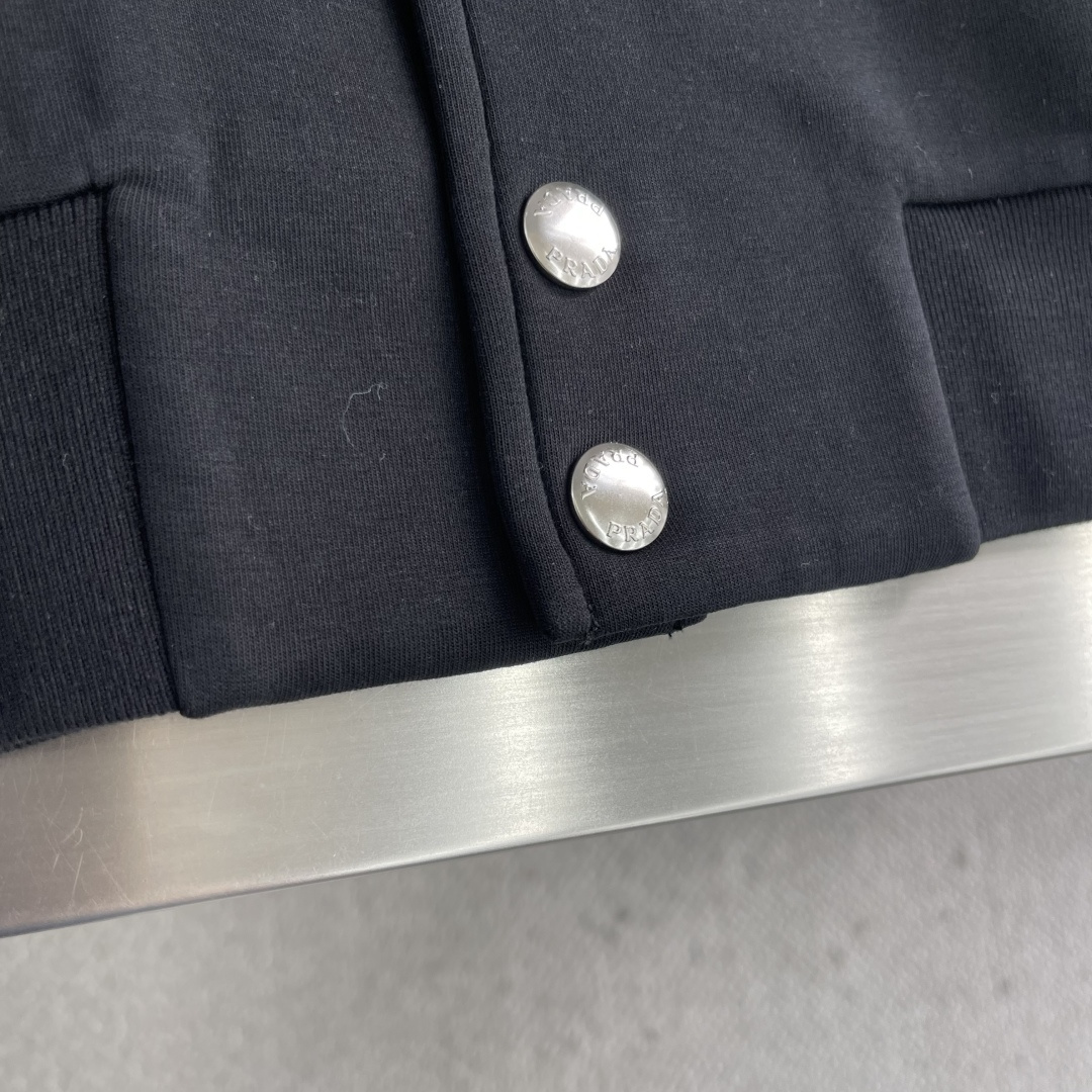 -PRAD 25fw新款棒球服夹克外套，这款棒球服采用百分百进口纯棉面料制作而成，前胸专属P家立体字母l