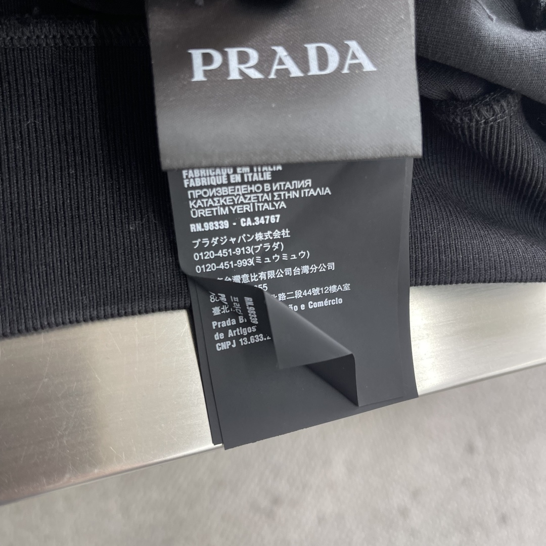 -PRAD 25fw新款棒球服夹克外套，这款棒球服采用百分百进口纯棉面料制作而成，前胸专属P家立体字母l