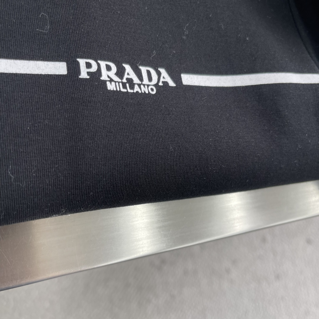 -PRAD 25fw新款棒球服夹克外套，这款棒球服采用百分百进口纯棉面料制作而成，前胸专属P家立体字母l