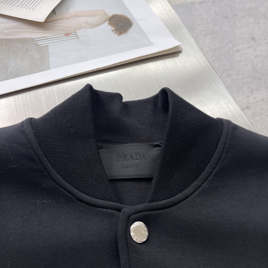 -PRAD 25fw新款棒球服夹克外套，这款棒球服采用百分百进口纯棉面料制作而成，前胸专属P家立体字母l