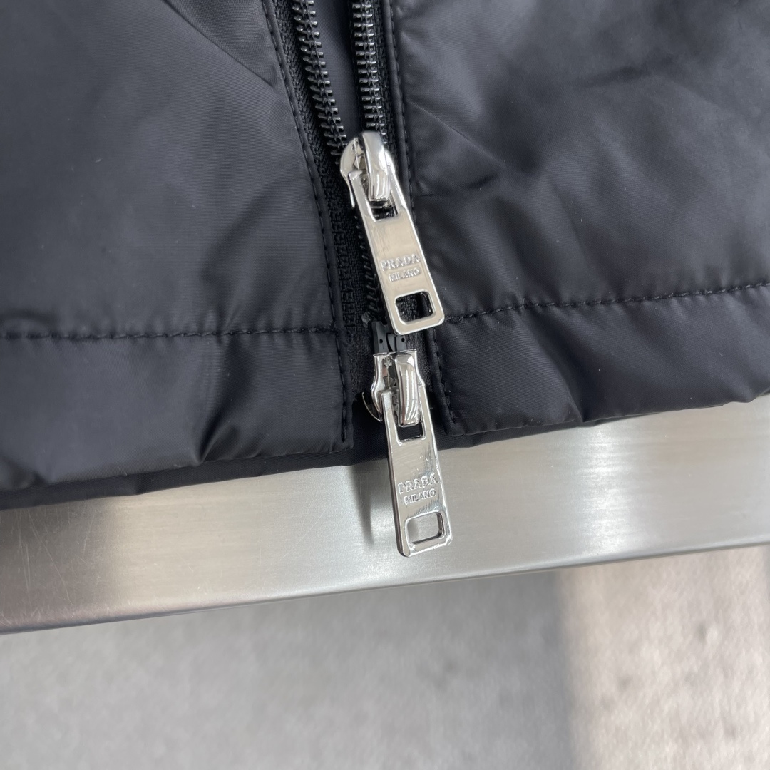 -PRAD 25新款立领三角微标棉夹克，此款夹克以立领式设计，双拉链开合，前胸拉链小标袋搭配有独家三角微