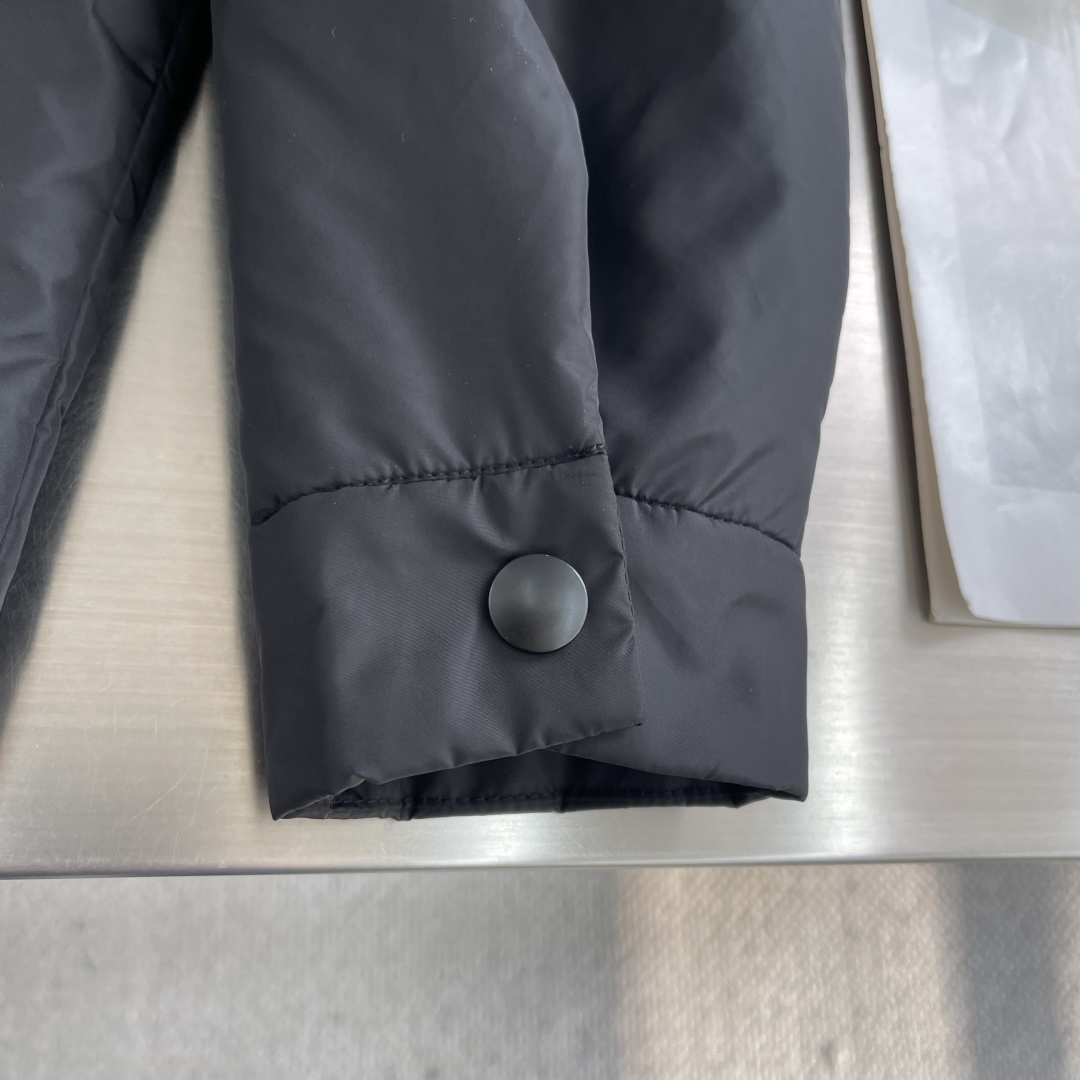 -PRAD 25新款立领三角微标棉夹克，此款夹克以立领式设计，双拉链开合，前胸拉链小标袋搭配有独家三角微