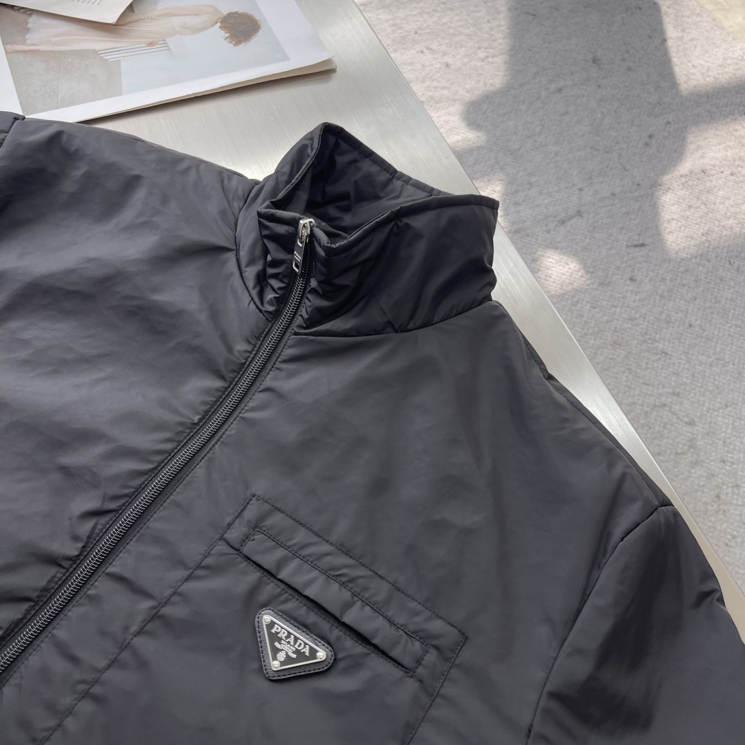 -PRAD 25新款立领三角微标棉夹克，此款夹克以立领式设计，双拉链开合，前胸拉链小标袋搭配有独家三角微