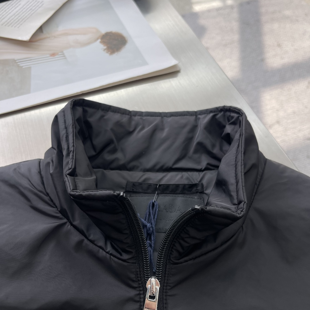 -PRAD 25新款立领三角微标棉夹克，此款夹克以立领式设计，双拉链开合，前胸拉链小标袋搭配有独家三角微