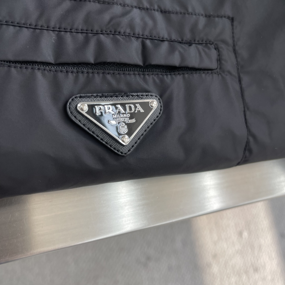 -PRAD 25新款立领三角微标棉夹克，此款夹克以立领式设计，双拉链开合，前胸拉链小标袋搭配有独家三角微