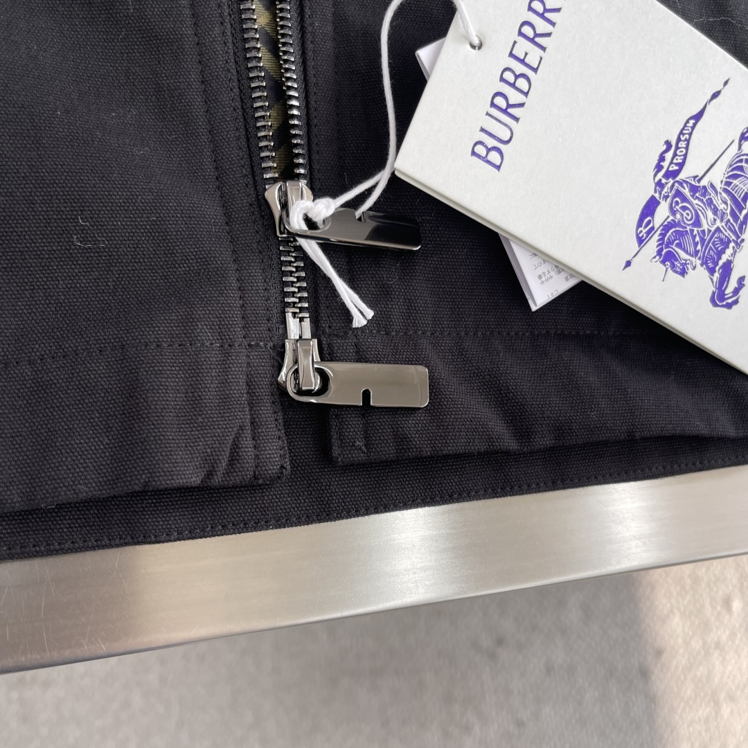 -BBR 25fw新款格子布工装夹克外套，这款夹克采用纯棉面料制作而成，领子处搭配有灯芯绒面料，内衬有B