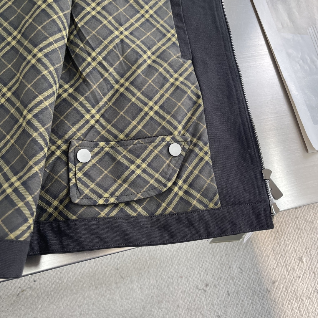 -BBR 25fw新款格子布工装夹克外套，这款夹克采用纯棉面料制作而成，领子处搭配有灯芯绒面料，内衬有B