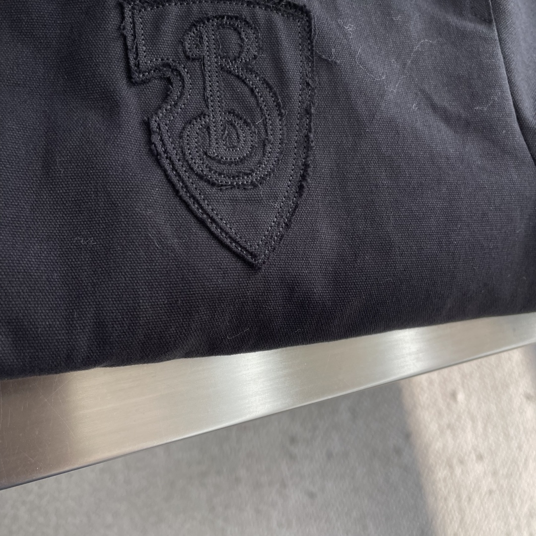 -BBR 25fw新款格子布工装夹克外套，这款夹克采用纯棉面料制作而成，领子处搭配有灯芯绒面料，内衬有B