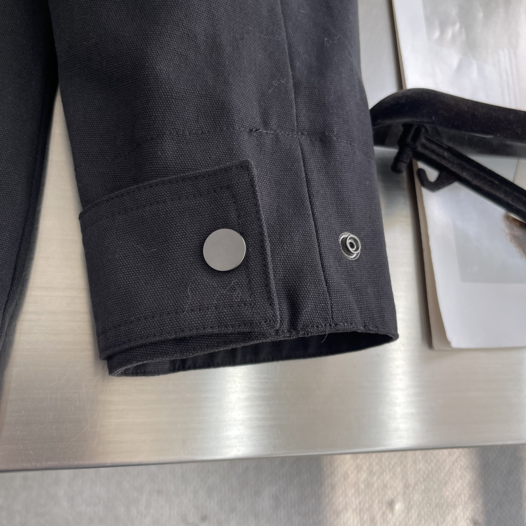 -BBR 25fw新款格子布工装夹克外套，这款夹克采用纯棉面料制作而成，领子处搭配有灯芯绒面料，内衬有B