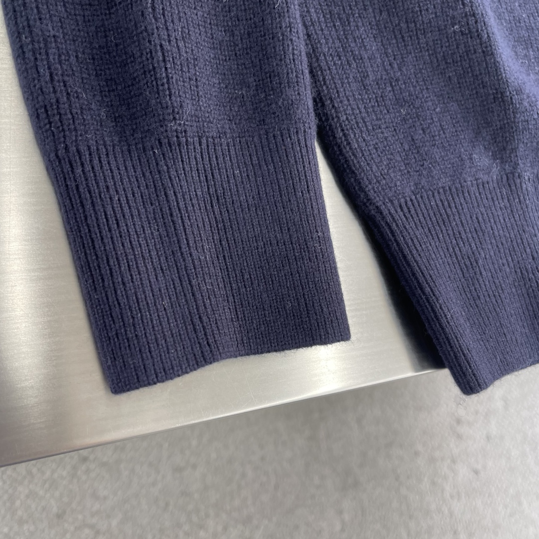 -loro Piana 25fw新款半拉链高领毛衣，这款毛衣采用常规版型和带金属拉链头的半拉链门禁，衣领