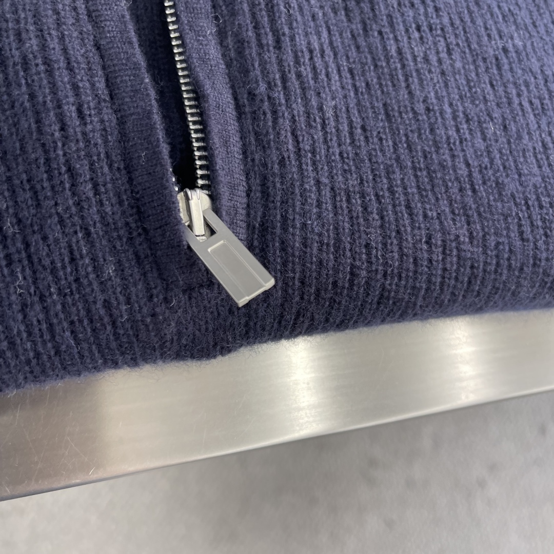 -loro Piana 25fw新款半拉链高领毛衣，这款毛衣采用常规版型和带金属拉链头的半拉链门禁，衣领