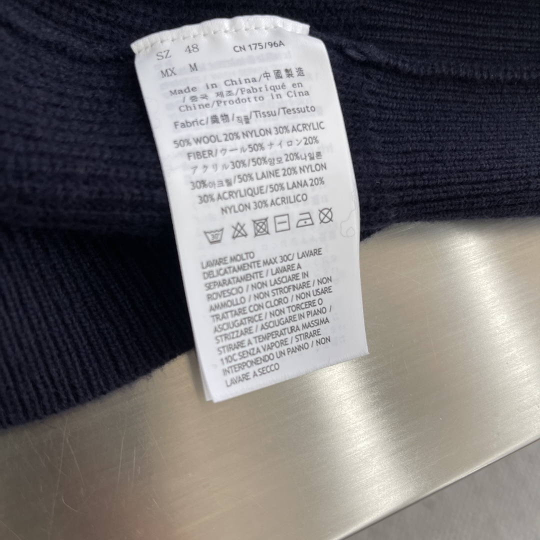 -loro Piana 25fw新款半拉链高领毛衣，这款毛衣采用常规版型和带金属拉链头的半拉链门禁，衣领