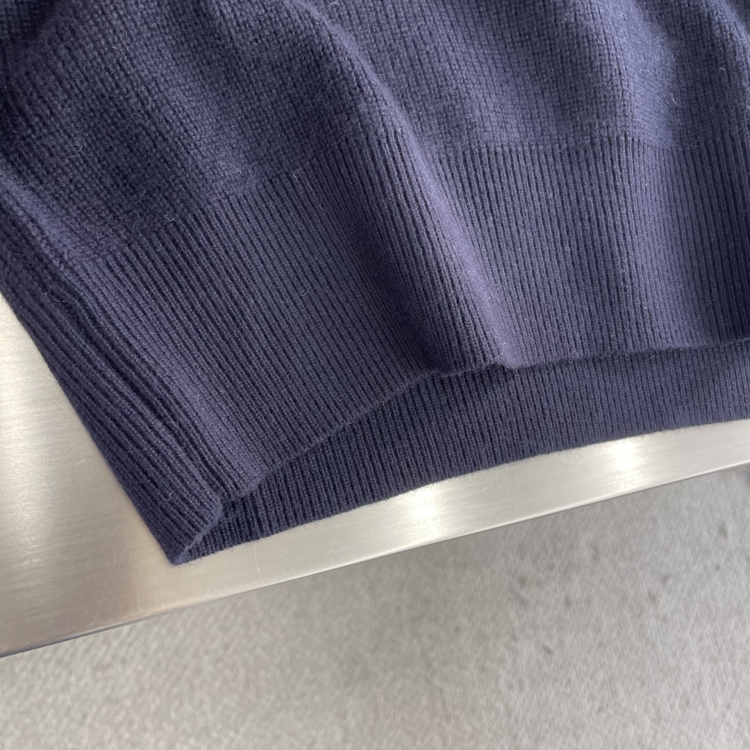 -loro Piana 25fw新款半拉链高领毛衣，这款毛衣采用常规版型和带金属拉链头的半拉链门禁，衣领