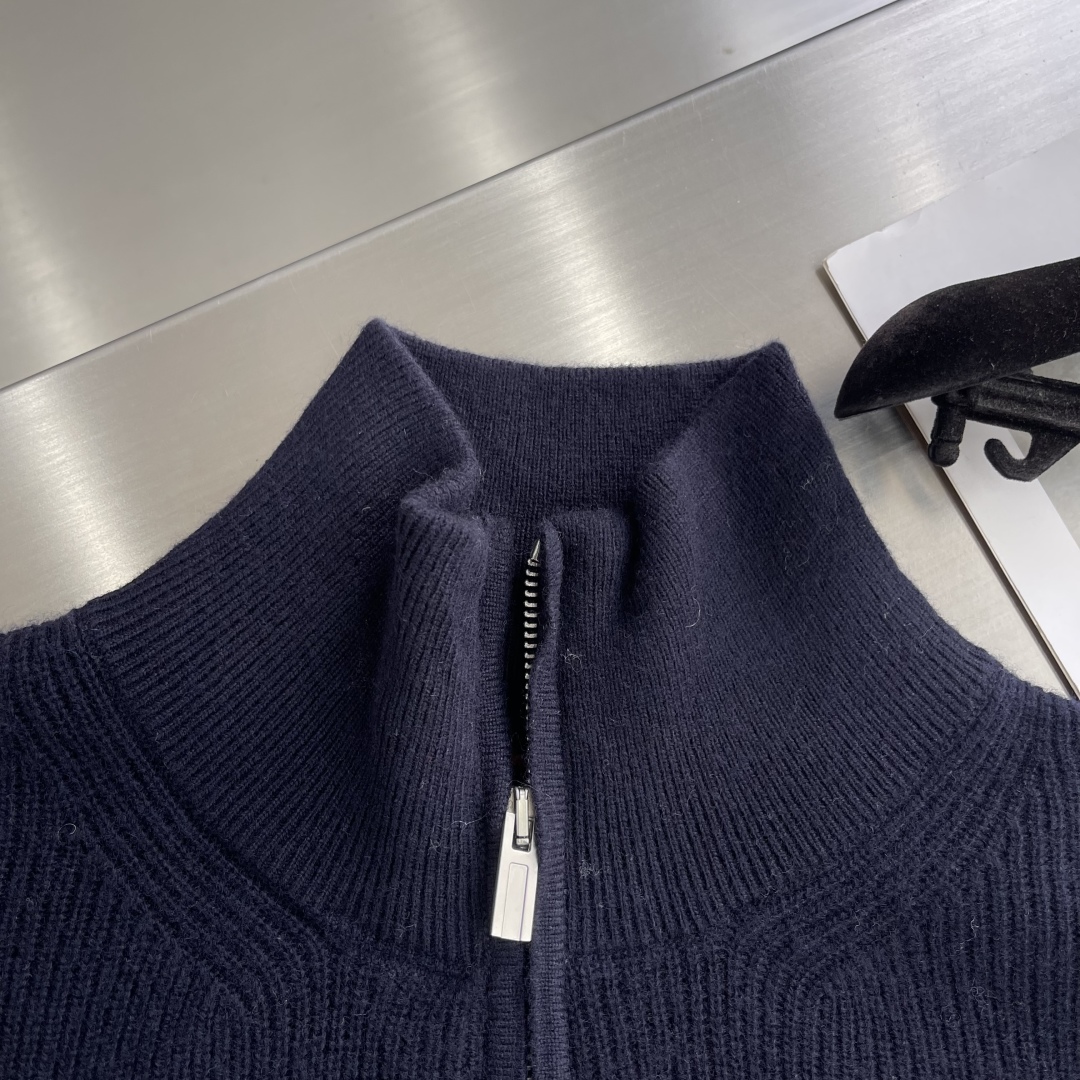 -loro Piana 25fw新款半拉链高领毛衣，这款毛衣采用常规版型和带金属拉链头的半拉链门禁，衣领