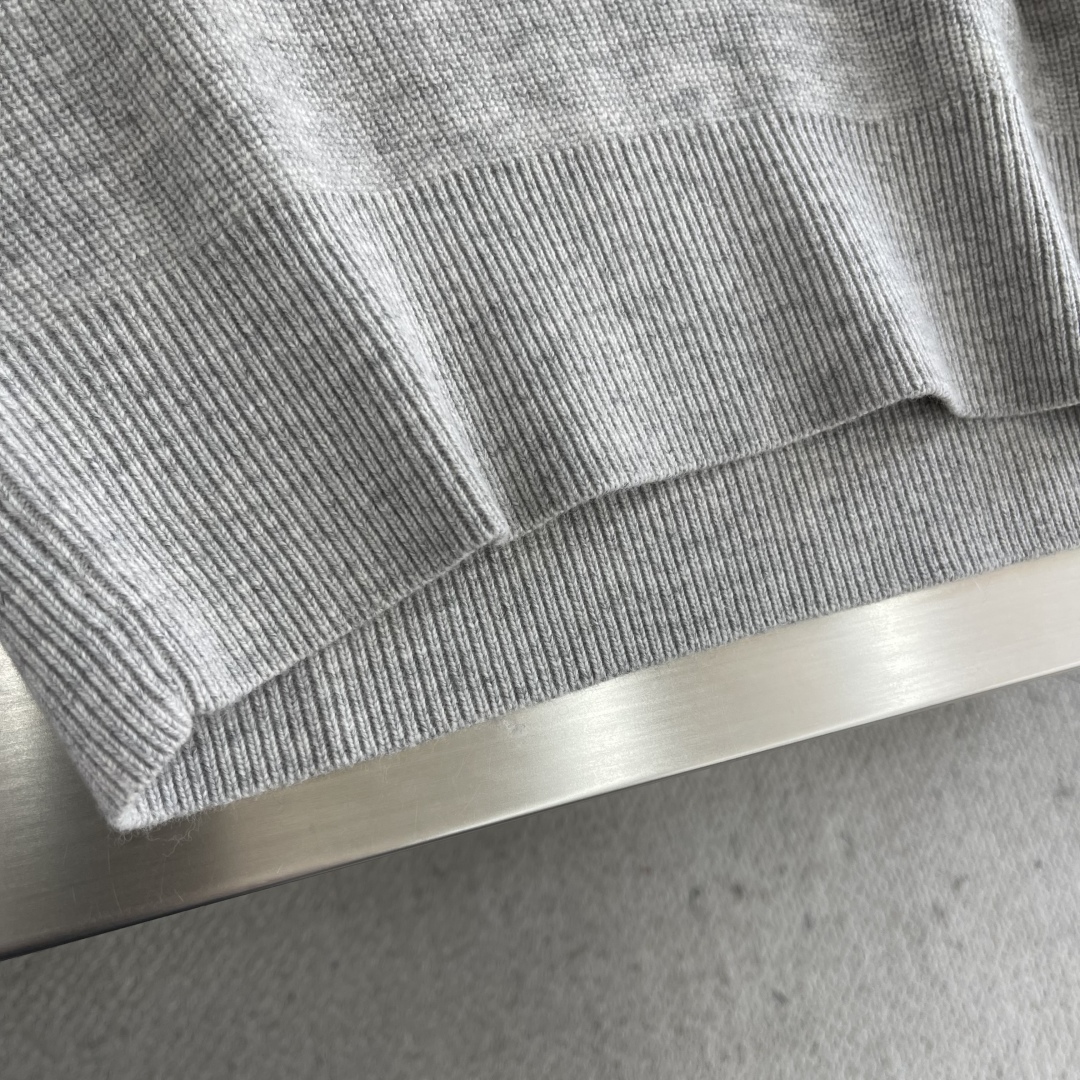 -loro Piana 25fw新款半拉链高领毛衣，这款毛衣采用常规版型和带金属拉链头的半拉链门禁，衣领